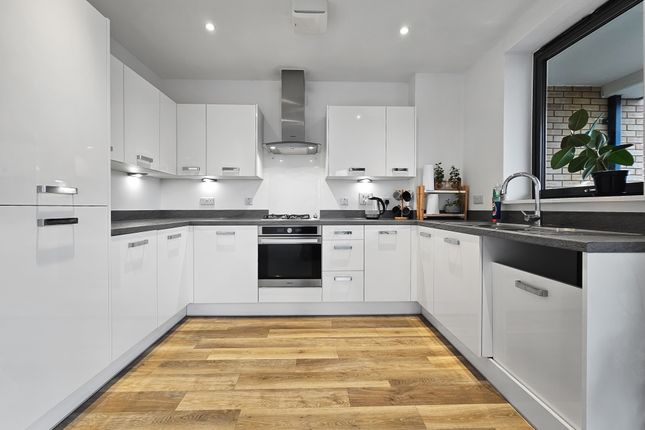 84, Hobson Avenue photo 4
