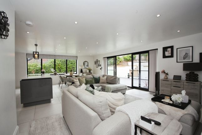 Tynewydd Bungalow, High Street, Newbridge photo 3