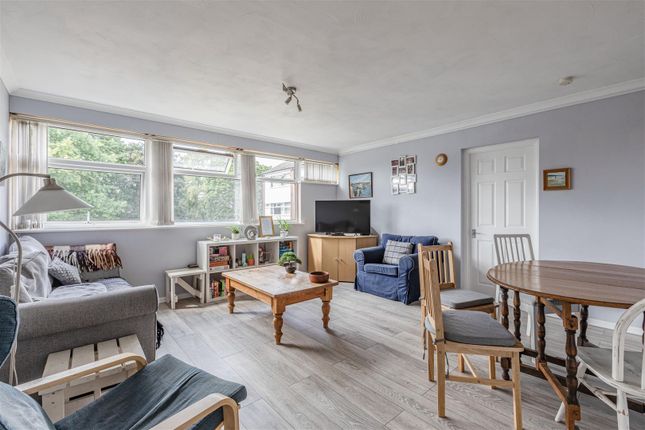14, New Court, Addlestone photo 2