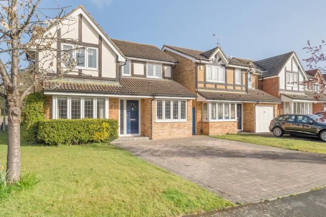 4-bed house on 12, Rubus Close, Woking, £725,000