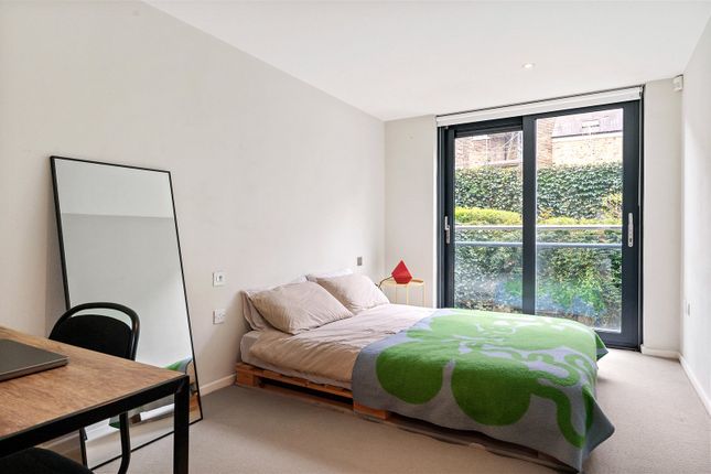 Flat for sale in Blackthorn Avenue, London