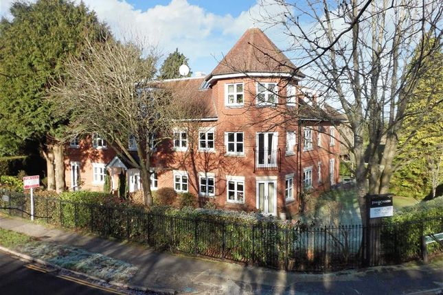 Thumbnail Flat for sale in The Avenue, Tadworth, Surrey