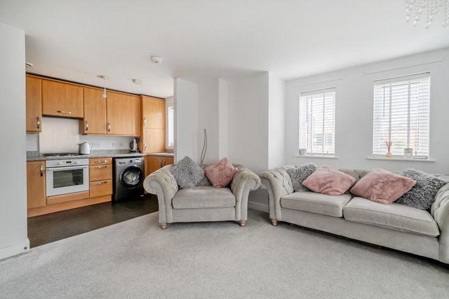 100%, Bagshot, Bagshot photo 4