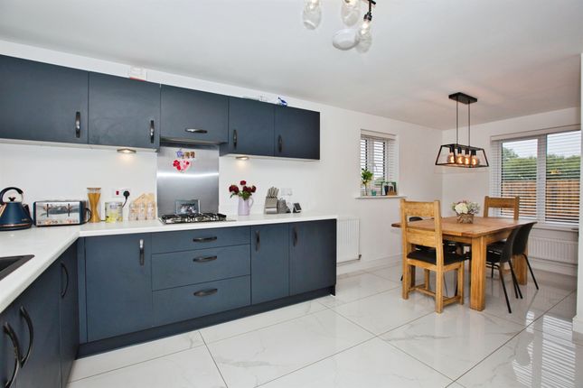 9, Sutton Grove, Crewkerne photo 4