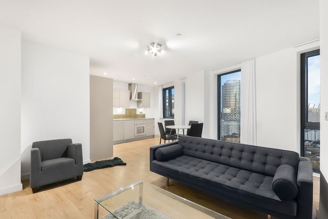 Flat to rent in Williamsburg Plaza, London