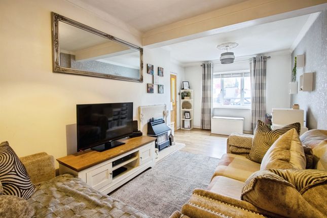 24, Eastwood Crescent, Leeds photo 2