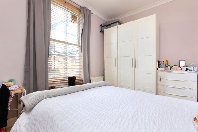 Flat for sale in Rectory Grove, Clapham, London