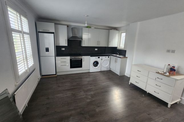 Flat 2 43, Chaplin Road, London photo 3