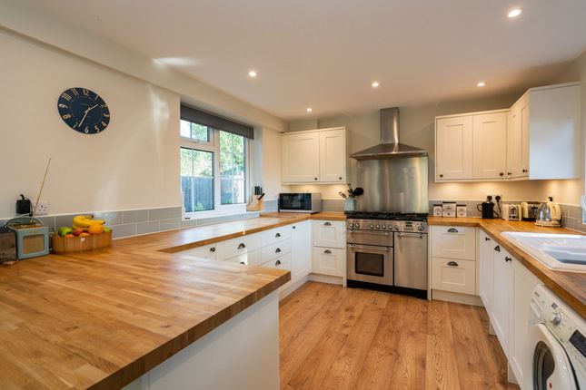 2, Bishops Mead, Boxmoor photo 2