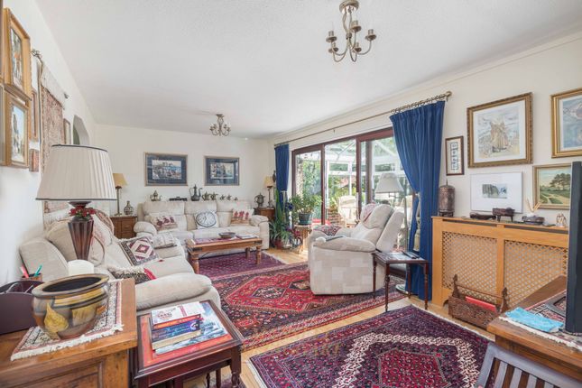 17 Herontye Drive, East Grinstead photo 2