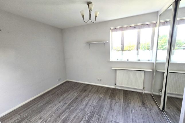 22, Strouds Close, Romford photo 5