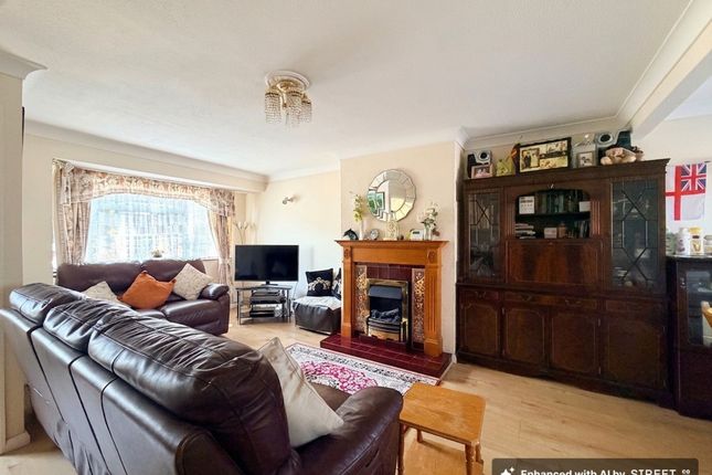 58 Oakwood Drive, Southampton photo 4