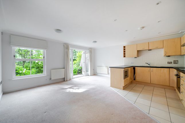 Flat 2 Woodlands House, 89, Old Woking Road, West Byfleet photo 2