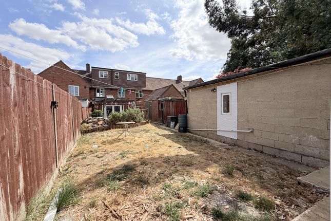 72, Abbey Drive, Luton photo 4