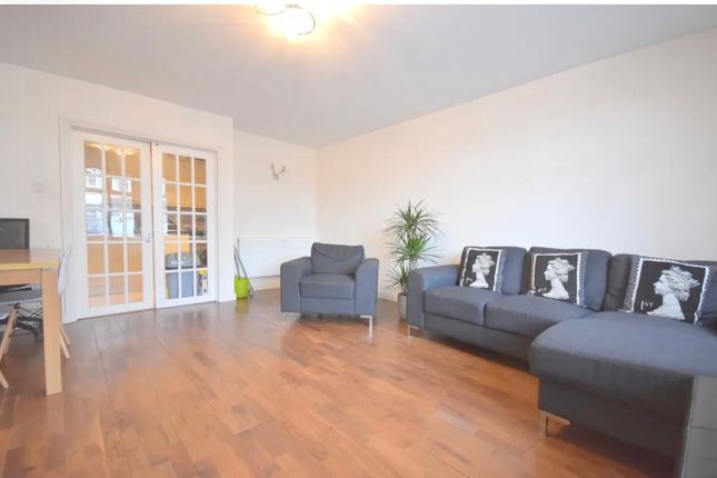 4-bed terraced on Meadow Close, Raynes Park, £2,950/mo