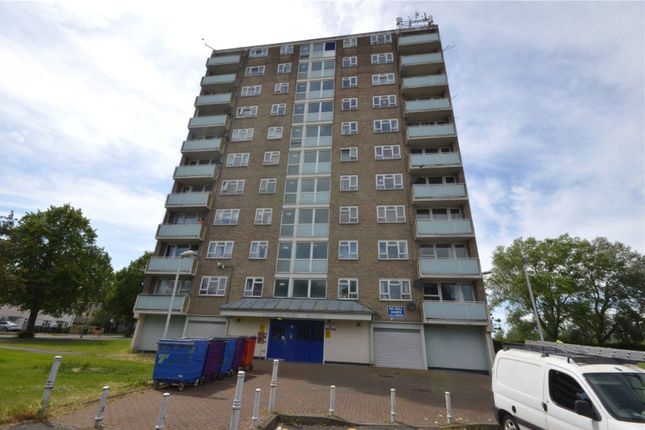 Thumbnail Flat for sale in Hatherleigh Court, Swindon