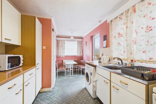 218, Broughton Avenue, Aylesbury photo 4