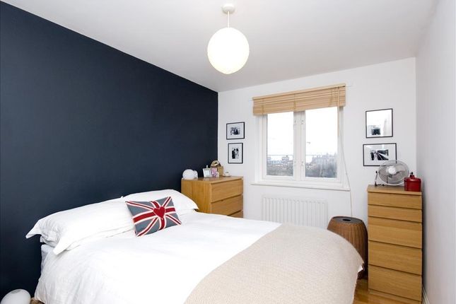 Flat for sale in Buxhall Crescent, London