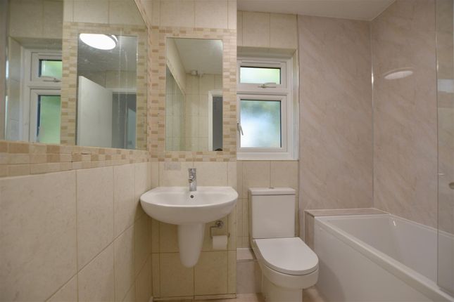 3-bed semi-detached on 26, Abbots Rise, Redhill, £1,850/mo