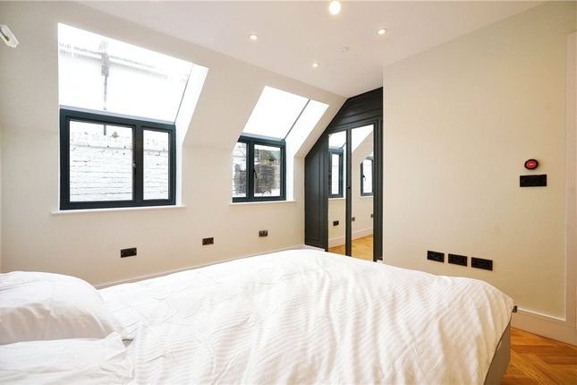 Flat for sale in Lavender Hill, London