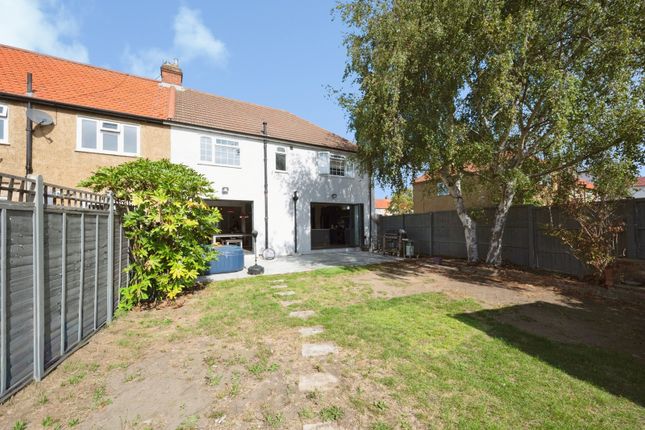 29, Mansfield Road, Chessington photo 4