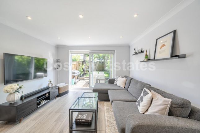 3, Earl Close, N11, London photo 4