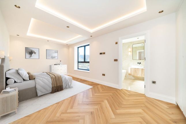 6, Winston Close, Raynes Park photo 5