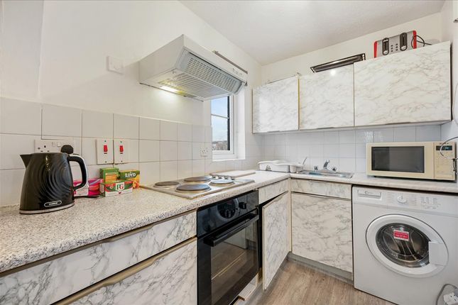 25, Kestrel Close, London photo 2