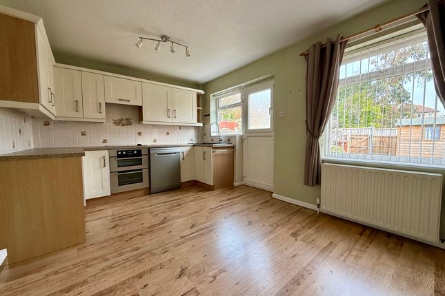 4 Hillside Close, Wakefield photo 3