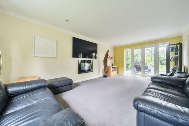 28, Raglan Close, Chandler's Ford photo 2