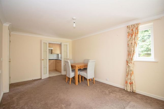 Flat 5, Green Haven Court, Cowplain, Waterlooville photo 3
