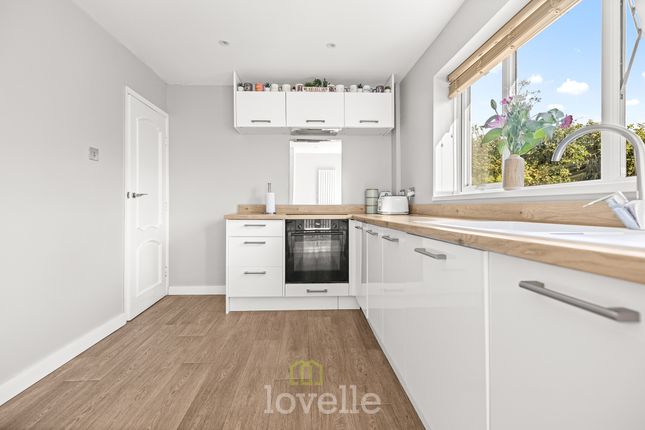 27, Queen Elizabeth Road, Humberston photo 3