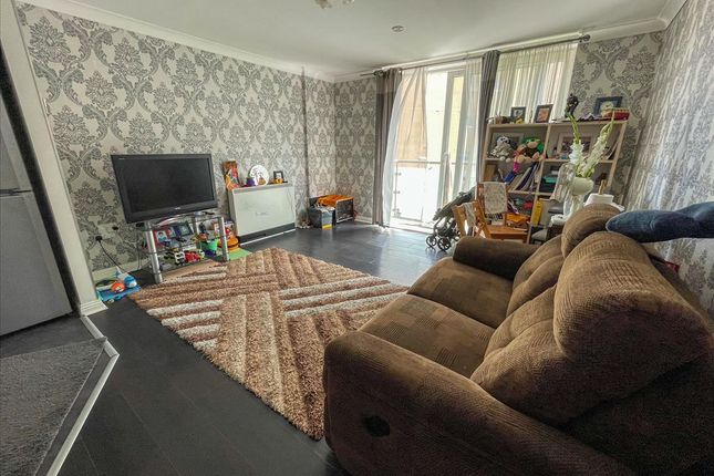 44, Bergenia House, Feltham photo 3