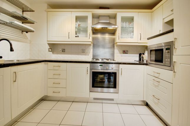 Flat 2, Mayfair Court, Observer Drive, Watford photo 3