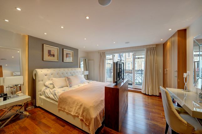 Town house for sale in South End, London