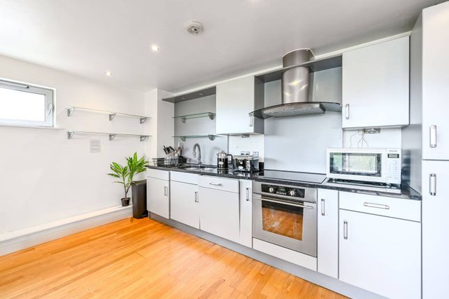 Flat to rent in Southgate Road, De Beauvoir Town, London
