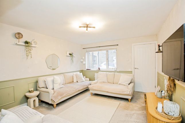 11, Natty Fields Close, HALIFAX photo 2