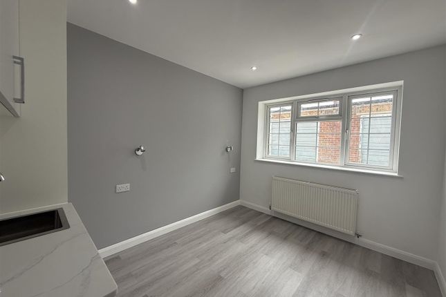 B, 12, Sheffield Road, Slough photo 3