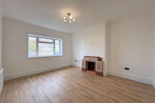 Flat 2, Grosvenor Court Hale Lane, London photo 2