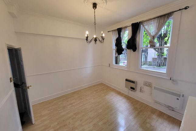 Flat to rent in Hyde House, Cresent Rise, Luton