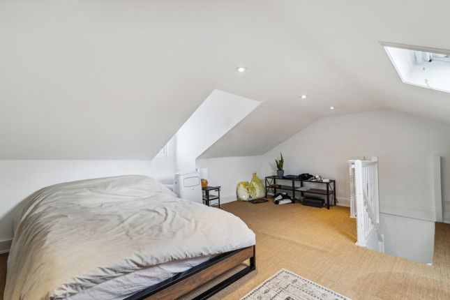 Flat to rent in Albion Road, Newington Green