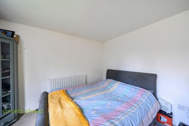 8, Menlo Gardens, London photo 4