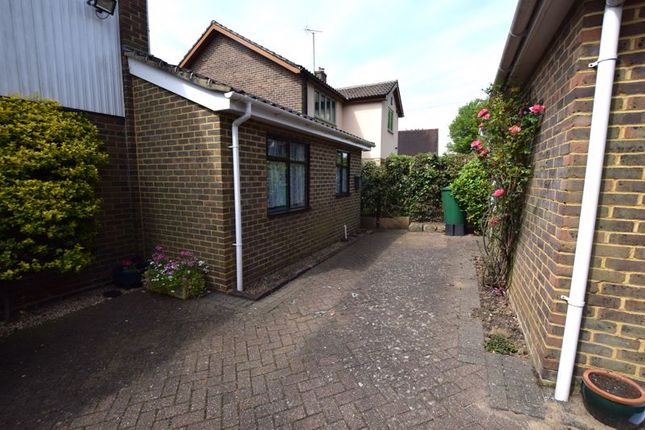 Thumbnail Flat to rent in Ashford Road, Bearsted, Maidstone