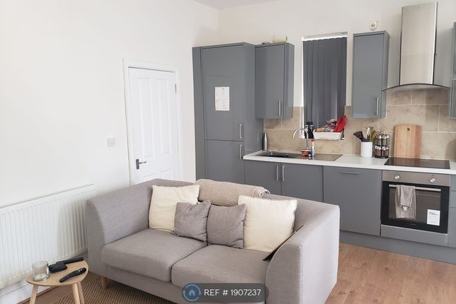 Flat, Lidgett Lane, Leeds photo 3