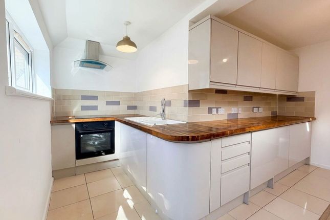 59 Portfields Road, Newport Pagnell photo 3