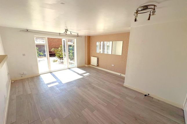 8, Worcester Close, Corby photo 3