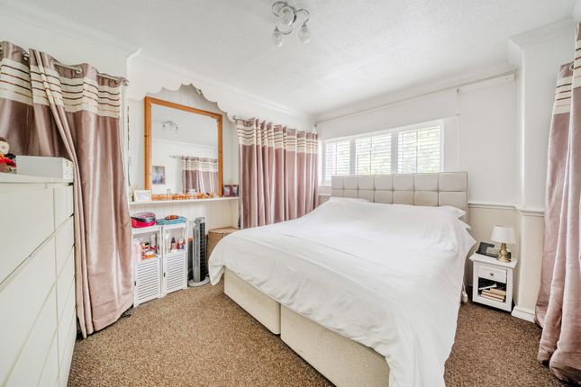 82, Middle Park Avenue, London photo 4