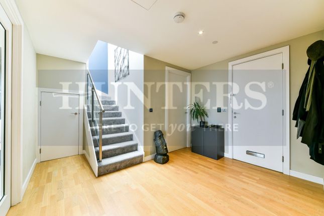 Flat to rent in Pump House Crescent, Brentford
