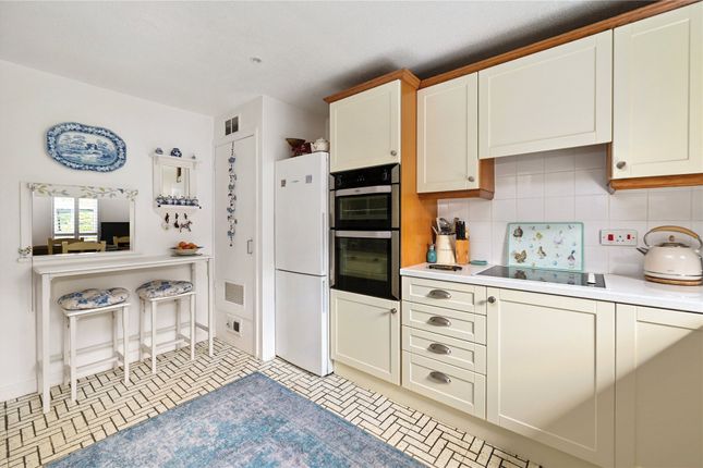 9, Island Close, Surrey photo 4