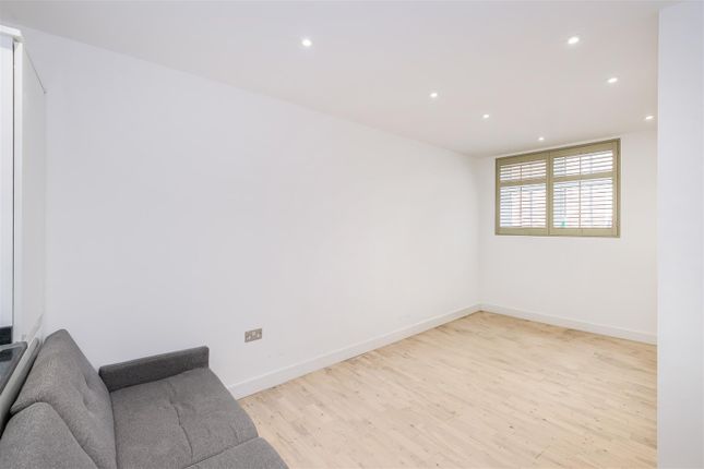 Flat for sale in Glebelands Court, Glebelands Avenue, South Woodford